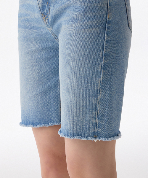 MUSINSA STANDARD WOMAN（ムシンサスタンダードウーマン）の「ウィメンズカットオフデニムバイカーショーツ[ライトインディゴ]（デニムパンツ・レディース・その他・30/24/25/26/27/28/29）」の8枚目の写真