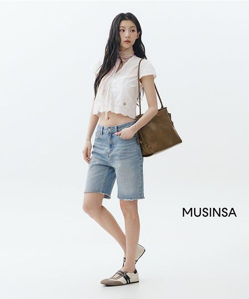 MUSINSA STANDARD WOMAN（ムシンサスタンダードウーマン）の「ウィメンズカットオフデニムバイカーショーツ[ライトインディゴ]（デニムパンツ・レディース・その他・30/24/25/26/27/28/29）」の9枚目の写真