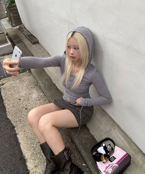 YOUHEE（ユヒ）の「STUD DETAILED HOODIE LONG SLEEVE GREY（パーカー・レディース・その他・SMALL/MEDIUM）」の7枚目の写真