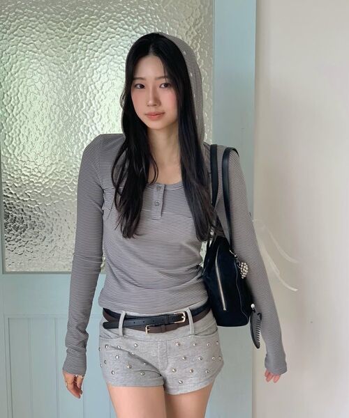 YOUHEE（ユヒ）の「STUD DETAILED HOODIE LONG SLEEVE GREY（パーカー・レディース・その他・SMALL/MEDIUM）」の6枚目の写真