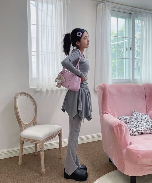 YOUHEE（ユヒ）の「STUD DETAILED HOODIE LONG SLEEVE GREY（パーカー・レディース・その他・SMALL/MEDIUM）」の4枚目の写真
