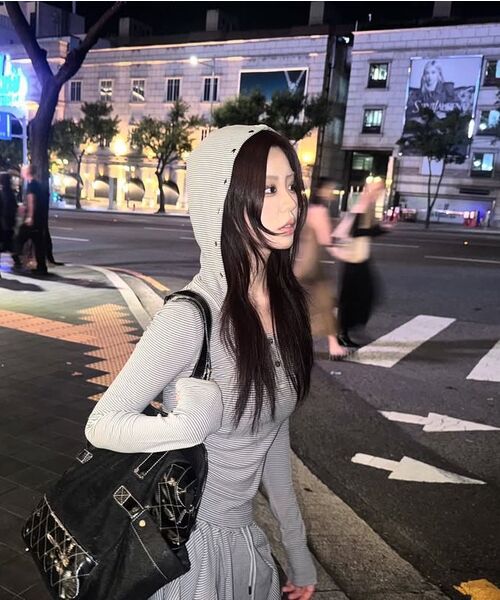 YOUHEE（ユヒ）の「STUD DETAILED HOODIE LONG SLEEVE GREY（パーカー・レディース・その他・SMALL/MEDIUM）」の3枚目の写真