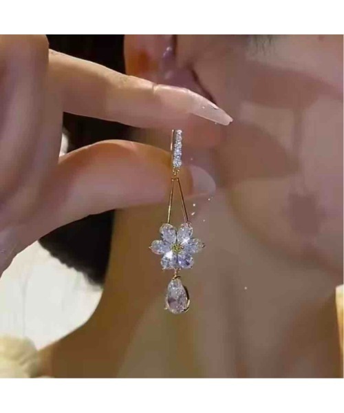 tone(トーン)の「【88eighty-eight】キラキラビジューフラワーゴールドピアス【import】(MA)(ピアス(両耳用)・レディース・ゴールド・FREE)」の4枚目の写真