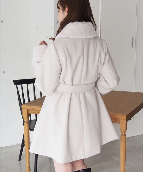 tiptop（ティップトップ）の「ファーティペットミドル丈フレアコート（ステンカラーコート・レディース・アイボリー/ブラック/チャコールグレー・FREE）」の13枚目の写真