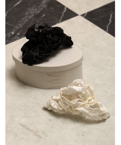 Edit Sheen（エディットシーン）の「ボリュームギャザーヘアクリップ（ヘアゴム・レディース・ブラック/アイボリー・FREE）」の2枚目の写真