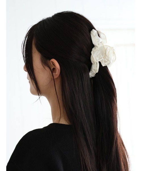Edit Sheen（エディットシーン）の「ボリュームギャザーヘアクリップ（ヘアゴム・レディース・ブラック/アイボリー・FREE）」の3枚目の写真