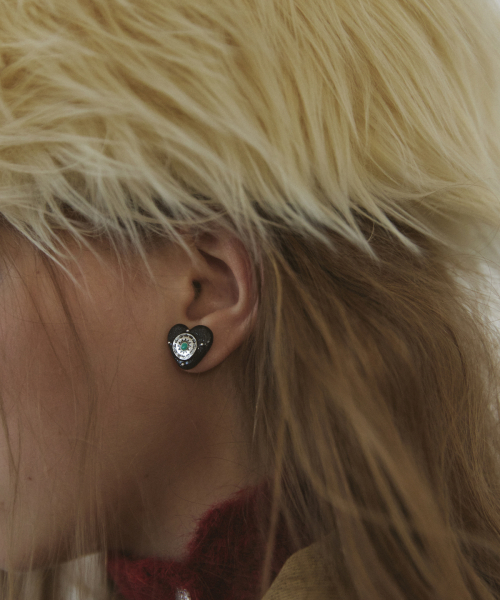 NFF（エヌエフエフ）の「totem heart earrings-black（ピアス（両耳用）・レディース・その他・FREE）」の2枚目の写真