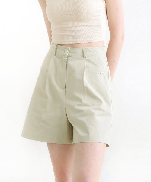 ADAUL(アダウル)の「ポケットボタンポイントハーフパンツ - カーキベージュ(その他パンツ・レディース・その他・SMALL/MEDIUM/LARGE)」の1枚目の写真
