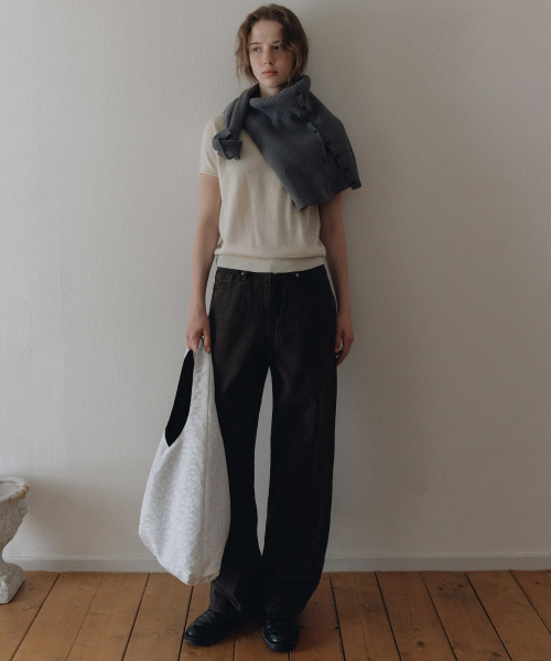 ANDNEEDS(アンドニーズ)の「Haze curved denim (dark brown)(デニムパンツ・レディース・その他・SMALL/MEDIUM)」の2枚目の写真