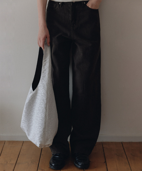 ANDNEEDS(アンドニーズ)の「Haze curved denim (dark brown)(デニムパンツ・レディース・その他・SMALL/MEDIUM)」の3枚目の写真