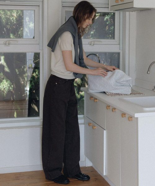 ANDNEEDS(アンドニーズ)の「Haze curved denim (dark brown)(デニムパンツ・レディース・その他・SMALL/MEDIUM)」の4枚目の写真