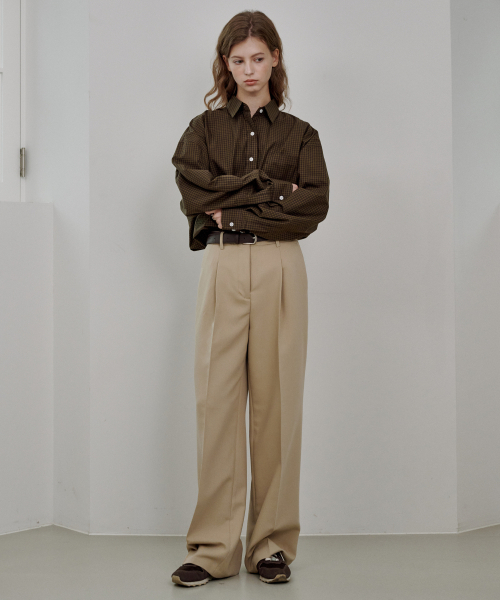 LOSSYROW(ロッシロー)の「Modern One-Tuck Wide Slacks Beige(スラックス・レディース・ベージュ・SMALL/MEDIUM/LARGE)」の2枚目の写真