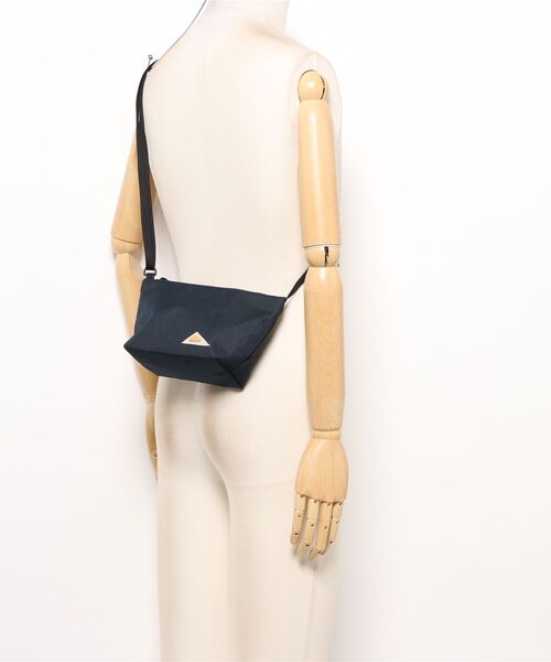 KELTY(ケルティ)の「GO OUT掲載モデル【KELTY】 ES MINI USUAL POUCH ミニショルダーバッグ サコッシュ(ショルダーバッグ・レディース・ネイビー/ベージュ/ブラック系/スカイブルー/セージグリーン/レオパード/タン/ブラウン系/ホワイト系/アニマル/オリーブ/ブラック/マスタード・ONE SIZE)」の17枚目の写真