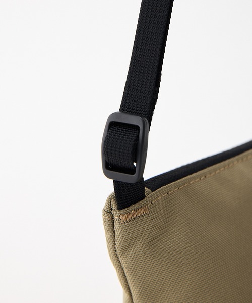 KELTY(ケルティ)の「GO OUT掲載モデル【KELTY】 ES MINI USUAL POUCH ミニショルダーバッグ サコッシュ(ショルダーバッグ・レディース・ネイビー/ベージュ/ブラック系/スカイブルー/セージグリーン/レオパード/タン/ブラウン系/ホワイト系/アニマル/オリーブ/ブラック/マスタード・ONE SIZE)」の19枚目の写真