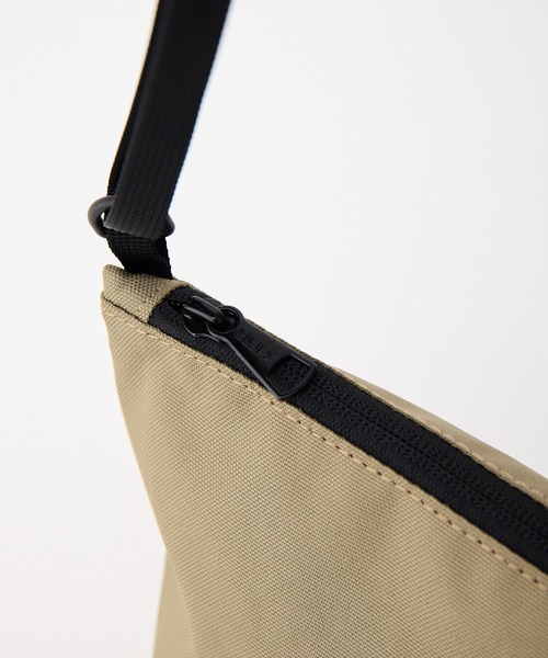 KELTY(ケルティ)の「GO OUT掲載モデル【KELTY】 ES MINI USUAL POUCH ミニショルダーバッグ サコッシュ(ショルダーバッグ・レディース・ネイビー/ベージュ/ブラック系/スカイブルー/セージグリーン/レオパード/タン/ブラウン系/ホワイト系/アニマル/オリーブ/ブラック/マスタード・ONE SIZE)」の20枚目の写真