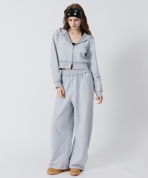 BENUA（ベヌア）の「BN cropped zip hoodie/BN クロップドジップ