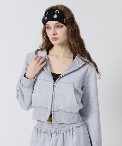 BENUA（ベヌア）の「BN cropped zip hoodie/BN クロップドジップ