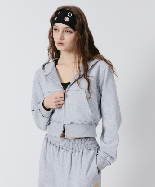 BENUA（ベヌア）の「BN cropped zip hoodie/BN クロップドジップ