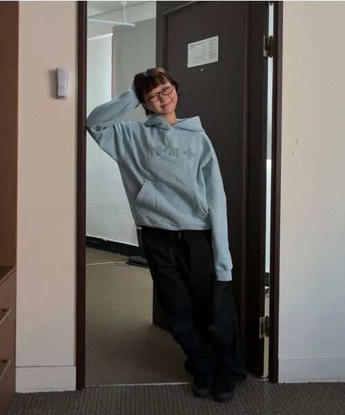 SLOWACID（スローアシッド）の「ブリーチドシンボルフードパーカー[スカイブルー]（パーカー・レディース・その他・SMALL/MEDIUM/LARGE/X-LARGE）」の2枚目の写真