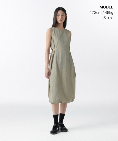 MUSINSA STANDARD WOMAN（ムシンサスタンダードウーマン）の「ウィメンズ ナイロン カットアウト ロングドレス [グレーッシュベージュ]（ワンピース・レディース・その他・SMALL/MEDIUM/LARGE/X-SMALL）」の2枚目の写真
