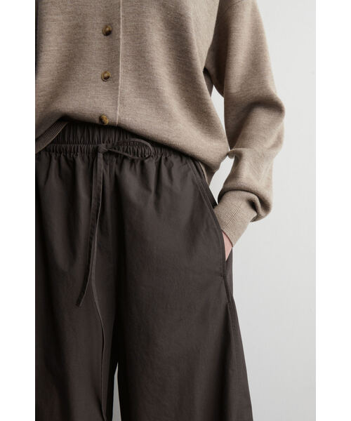 COS（コス）の「ウエストゴム仕様 バレルレッグパンツ（その他パンツ・レディース・ダークブラウン系1/ホワイト系・32/34/36/38/40/42）」の9枚目の写真