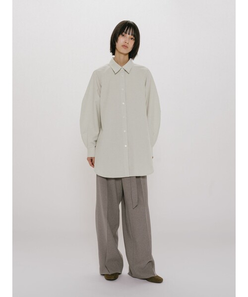 MIDIUMISOLID（ミディウミソリッド）の「MIDIUMISOLID for Ladies ボリュームスリーブシャツチュニック（シャツ/ブラウス・レディース・ナチュラル/ライトブルー/チャコールグレー・FREE）」の12枚目の写真