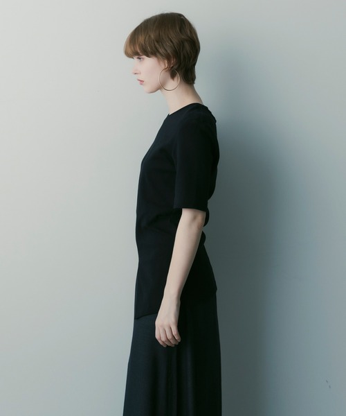 SERENO(セレーノ)の「サイドタック ショートスリーブカットソー(シャツ/ブラウス・レディース・ブラウン/ブラック・S/M)」の3枚目の写真