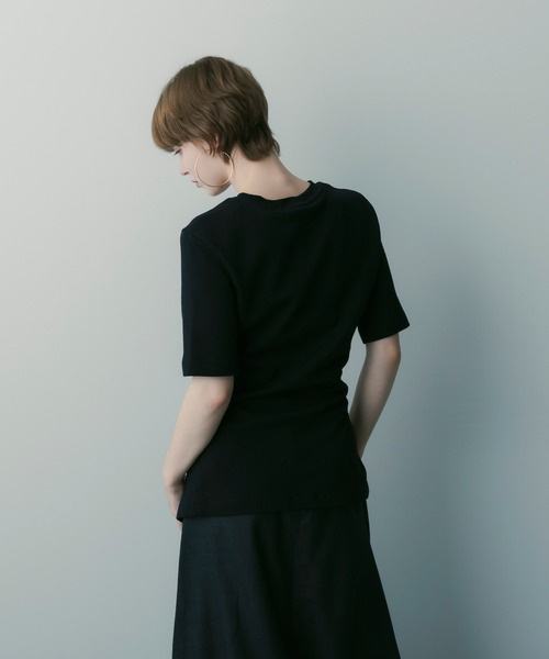 SERENO(セレーノ)の「サイドタック ショートスリーブカットソー(シャツ/ブラウス・レディース・ブラウン/ブラック・S/M)」の4枚目の写真