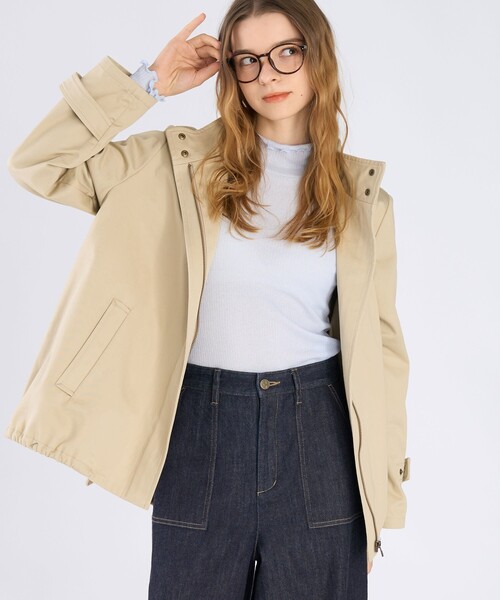 To b. by agnes b.（トゥービーバイアニエスベー）の「コットン スタンドカラー ジップアップ ショートコート（トレンチコート・レディース・ベージュ・FREE）」の5枚目の写真