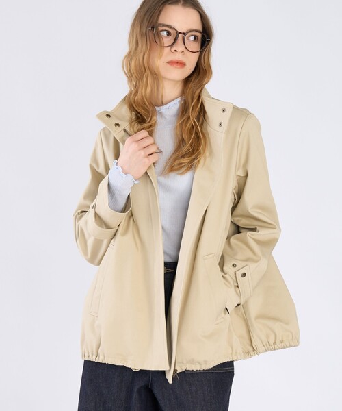 To b. by agnes b.（トゥービーバイアニエスベー）の「コットン スタンドカラー ジップアップ ショートコート（トレンチコート・レディース・ベージュ・FREE）」の4枚目の写真
