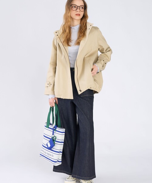 To b. by agnes b.（トゥービーバイアニエスベー）の「コットン スタンドカラー ジップアップ ショートコート（トレンチコート・レディース・ベージュ・FREE）」の7枚目の写真