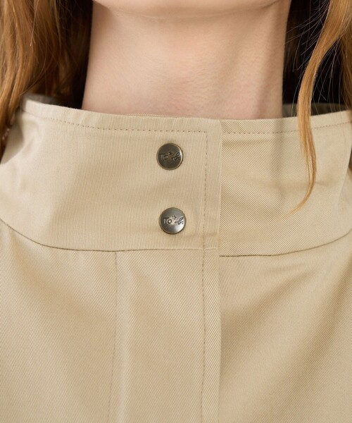 To b. by agnes b.（トゥービーバイアニエスベー）の「コットン スタンドカラー ジップアップ ショートコート（トレンチコート・レディース・ベージュ・FREE）」の9枚目の写真