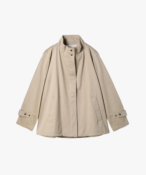 To b. by agnes b.（トゥービーバイアニエスベー）の「コットン スタンドカラー ジップアップ ショートコート（トレンチコート・レディース・ベージュ・FREE）」の2枚目の写真