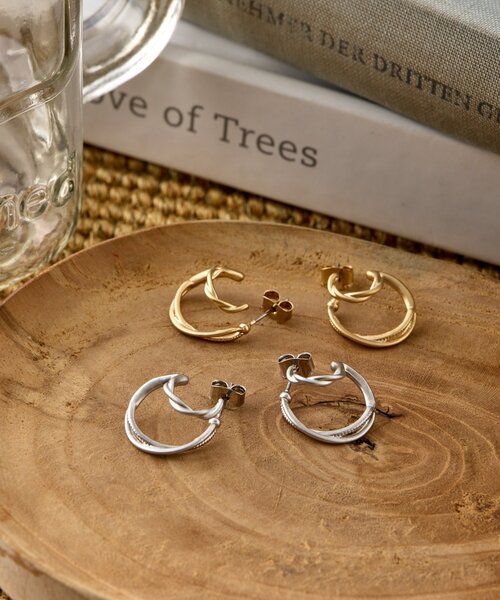 Jena espace merveilleux（ジェナ　エスパスメルヴェイユ）の「メタルウェーブピアス（リング・レディース・シルバー/ゴールド・FREE）」の2枚目の写真