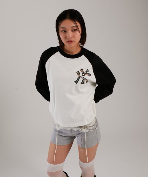 WHO'S WHO gallery(フーズフーギャラリー)の「【UNISEX】KOOKY'N KYスタースタッズラグランロンTEE(Tシャツ/カットソー・レディース・ブラック/ホワイト/レッド・SMALL/MEDIUM)」の4枚目の写真