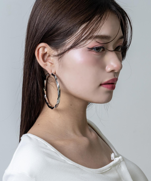 ANAP(アナップ)の「70mm ねじれフープピアス(ピアス(両耳用)・レディース・シルバー/ゴールド・F)」の3枚目の写真