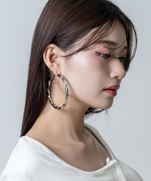 ANAP(アナップ)の「70mm ねじれフープピアス(ピアス(両耳用)・レディース・シルバー/ゴールド・F)」の4枚目の写真