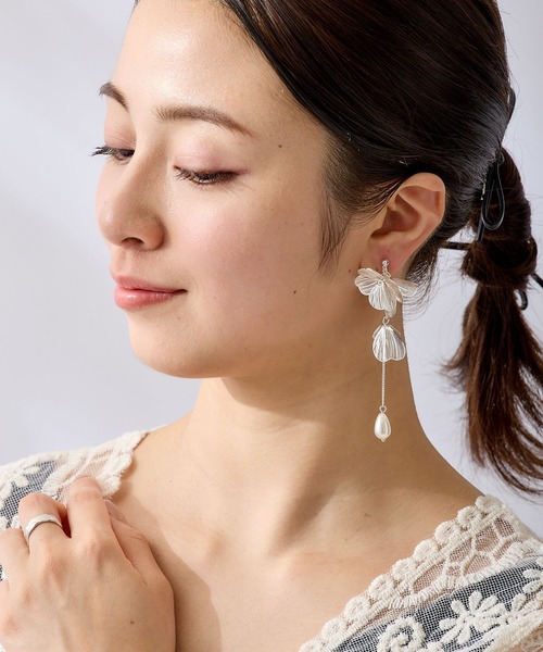 CALIN　STANDARD（カリンスタンダード）の「◆◆金属アレルギー対応◆◆〈ecru〉フラワースウィングパールイヤリング（イヤリング・レディース・シルバー・FREE）」の8枚目の写真