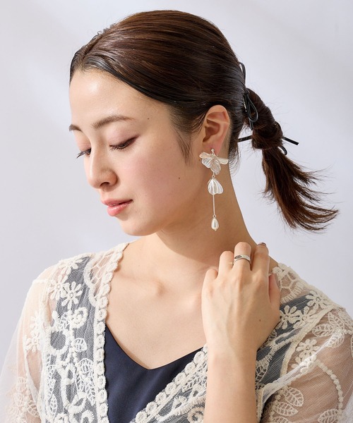 CALIN　STANDARD（カリンスタンダード）の「◆◆金属アレルギー対応◆◆〈ecru〉フラワースウィングパールイヤリング（イヤリング・レディース・シルバー・FREE）」の6枚目の写真