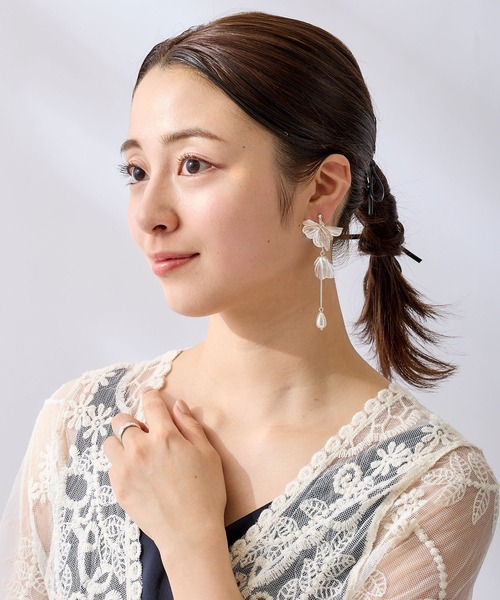 CALIN　STANDARD（カリンスタンダード）の「◆◆金属アレルギー対応◆◆〈ecru〉フラワースウィングパールイヤリング（イヤリング・レディース・シルバー・FREE）」の5枚目の写真