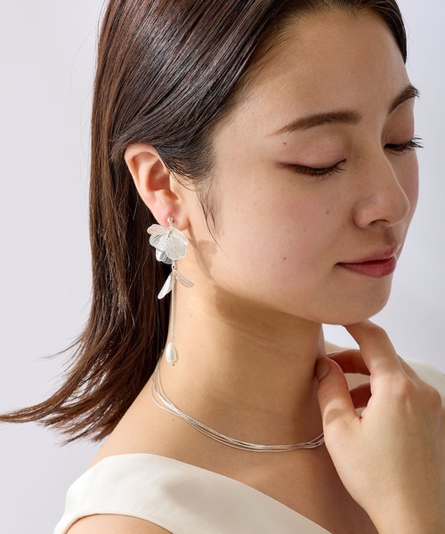 CALIN　STANDARD（カリンスタンダード）の「◆◆金属アレルギー対応◆◆〈ecru〉フラワースウィングパールイヤリング（イヤリング・レディース・シルバー・FREE）」の3枚目の写真