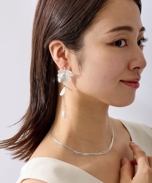CALIN　STANDARD（カリンスタンダード）の「◆◆金属アレルギー対応◆◆〈ecru〉フラワースウィングパールイヤリング（イヤリング・レディース・シルバー・FREE）」の2枚目の写真