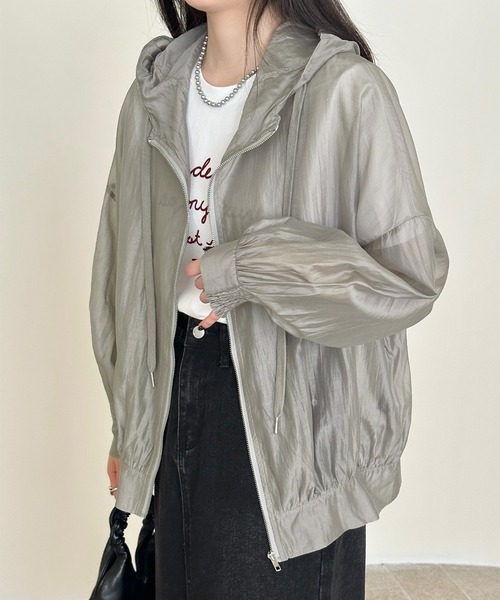 DAY CLOSET（デイ クローゼット）の「【フード付き】艶めく光沢シアー。長袖 パフスリーブ シャーリング フロントジップ パーカー レディース（パーカー・レディース・ホワイト/ブラック/ライトベージュ/グレー・FREE）」の3枚目の写真