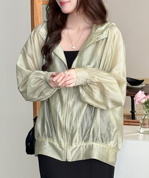 DAY CLOSET（デイ クローゼット）の「【フード付き】艶めく光沢シアー。長袖 パフスリーブ シャーリング フロントジップ パーカー レディース（パーカー・レディース・ホワイト/ブラック/ライトベージュ/グレー・FREE）」の4枚目の写真