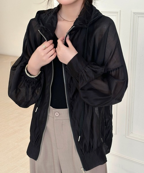 DAY CLOSET（デイ クローゼット）の「【フード付き】艶めく光沢シアー。長袖 パフスリーブ シャーリング フロントジップ パーカー レディース（パーカー・レディース・ホワイト/ブラック/ライトベージュ/グレー・FREE）」の2枚目の写真