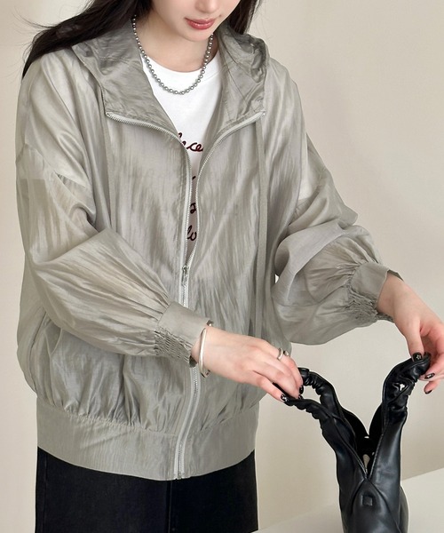 DAY CLOSET（デイ クローゼット）の「【フード付き】艶めく光沢シアー。長袖 パフスリーブ シャーリング フロントジップ パーカー レディース（パーカー・レディース・ホワイト/ブラック/ライトベージュ/グレー・FREE）」の6枚目の写真