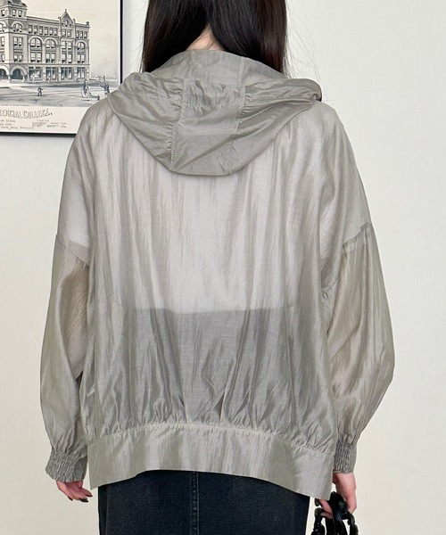 DAY CLOSET（デイ クローゼット）の「【フード付き】艶めく光沢シアー。長袖 パフスリーブ シャーリング フロントジップ パーカー レディース（パーカー・レディース・ホワイト/ブラック/ライトベージュ/グレー・FREE）」の7枚目の写真