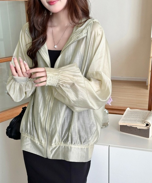 DAY CLOSET（デイ クローゼット）の「【フード付き】艶めく光沢シアー。長袖 パフスリーブ シャーリング フロントジップ パーカー レディース（パーカー・レディース・ホワイト/ブラック/ライトベージュ/グレー・FREE）」の9枚目の写真