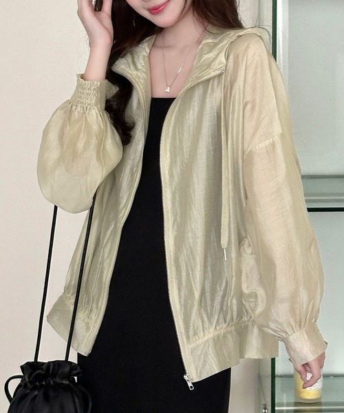 DAY CLOSET（デイ クローゼット）の「【フード付き】艶めく光沢シアー。長袖 パフスリーブ シャーリング フロントジップ パーカー レディース（パーカー・レディース・ホワイト/ブラック/ライトベージュ/グレー・FREE）」の10枚目の写真