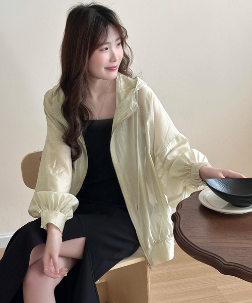 DAY CLOSET（デイ クローゼット）の「【フード付き】艶めく光沢シアー。長袖 パフスリーブ シャーリング フロントジップ パーカー レディース（パーカー・レディース・ホワイト/ブラック/ライトベージュ/グレー・FREE）」の11枚目の写真